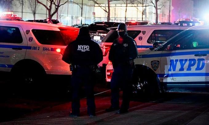 New York mayor calls for national action on guns after death of police officer