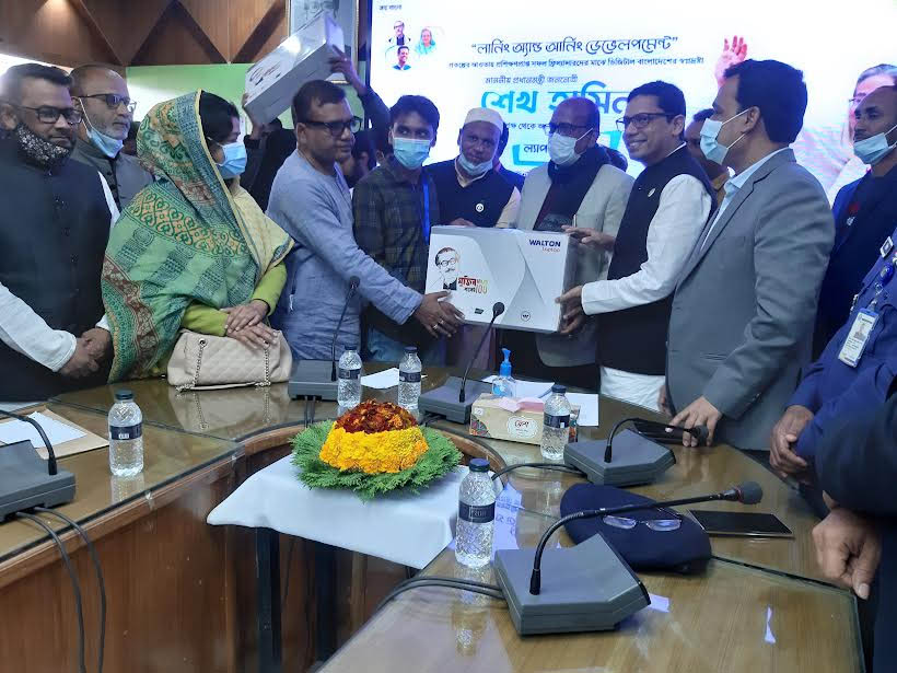Palak distributes laptop among freelancers in Natore - Vimarsana News