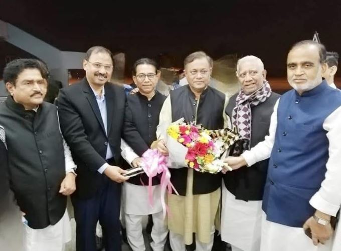 Chattogram AL leaders greet Hasan Mahmud with flower's bouquets 
