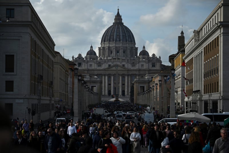 Catholic faithful hail 'a great pope' on Benedict's death    