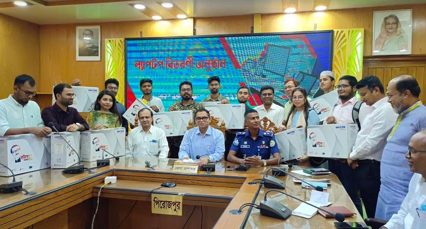 Laptops distributed among freelancers in Pirojpur - Vimarsana News