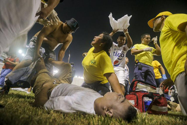 Nueve muertos en estampida en estadio de El Salvador durante partido de fútbol: policía