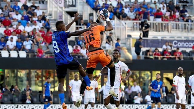 Martinica con diez vence a El Salvador y Panamá gana la Copa Oro