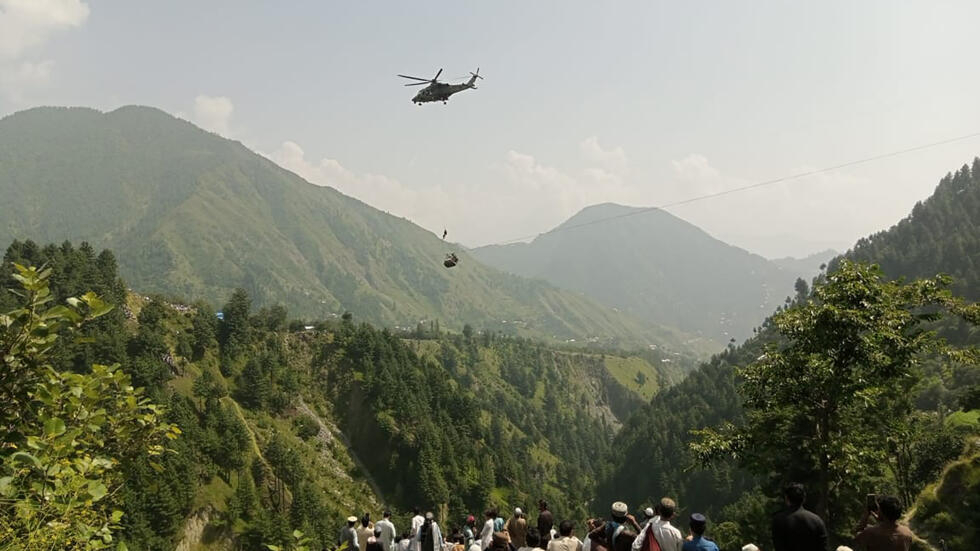 Helicopters, ziplining commandos rescue eight from Pakistan cable