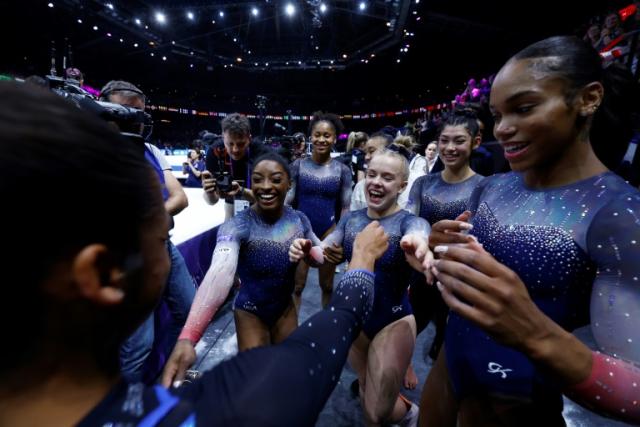 Biles won haar twintigste wereldtitel toen het Amerikaanse damesteam goud bezegelde