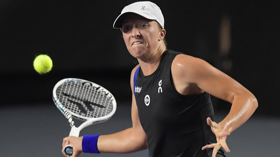 No.2 Swiatek beats No.1 Sabalenka in WTA Finals semis, Sports