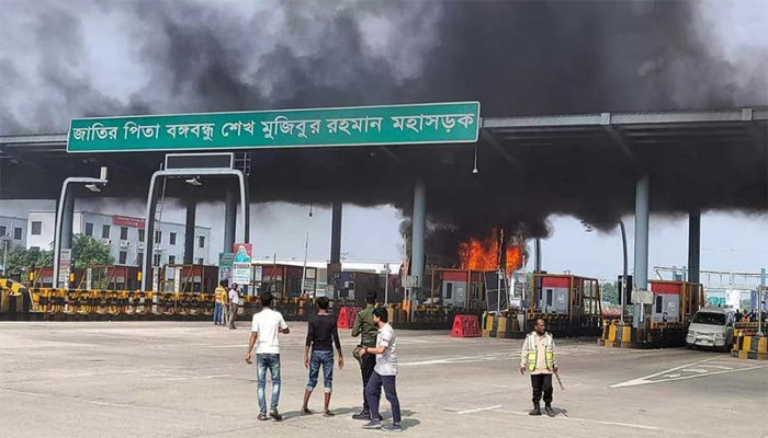 Bus catches fire at Bangabandhu Expressway toll plaza, 3 injured