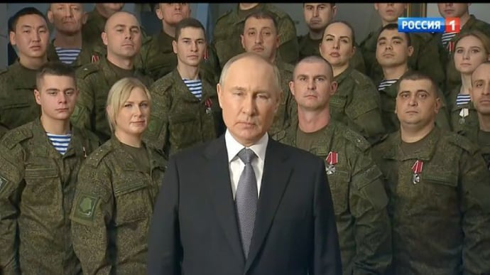 Putin praises army in low key New Year's Eve address