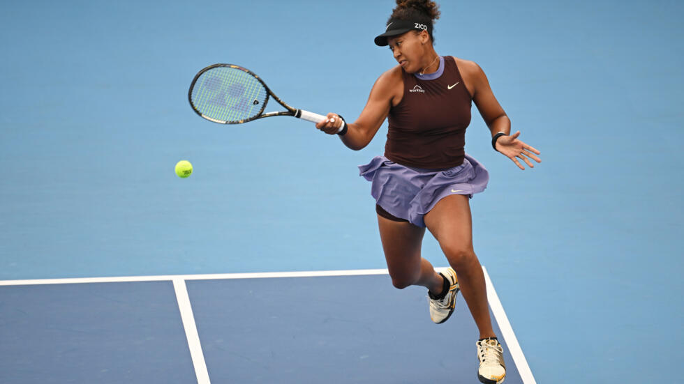 Rain break helps Osaka overcome nerves to reach Auckland quarters