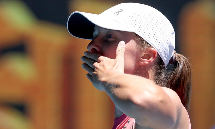 Superb Swiatek races into third round at Australian Open