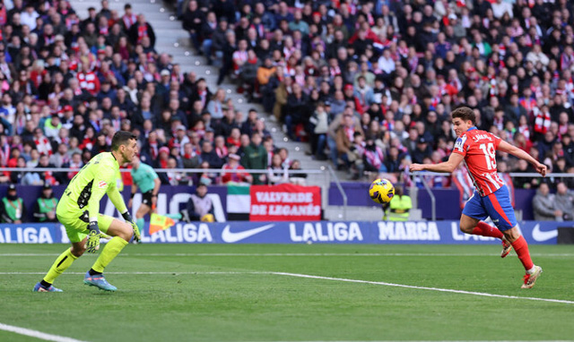 Atletico hold slender Liga lead as Spain's big two resume battle