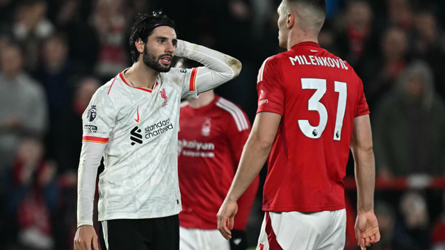 Liverpool bid to end title wobble, troubled Spurs face Everton battle