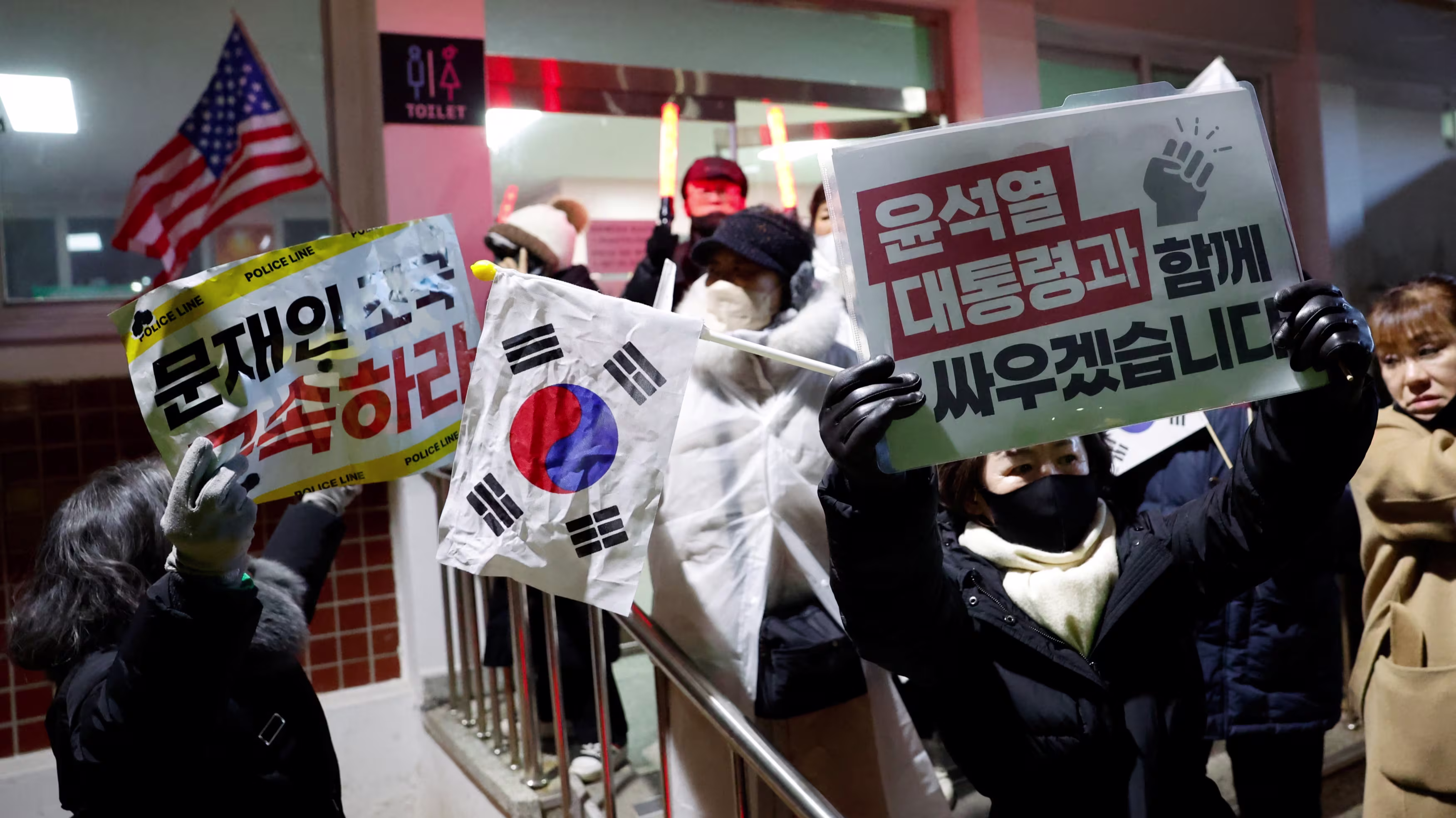 Protesters storm S. Korea court after president's detention extended