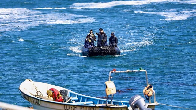 Six killed as tourist boat sinks in Chile