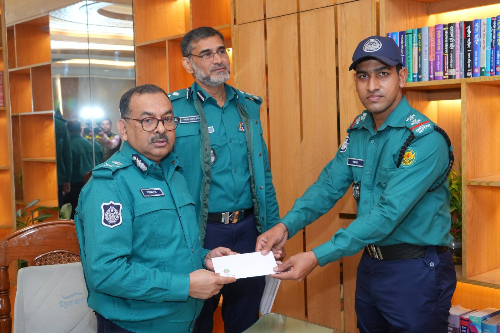 DMP Commissioner awards two traffic sergeants for bravery 