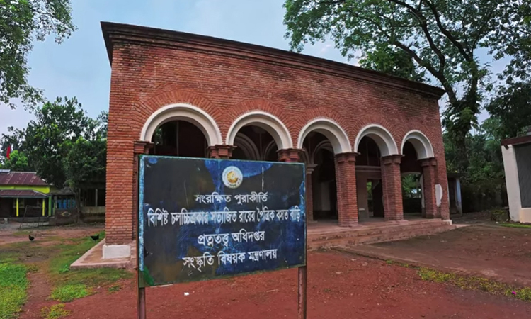Hundreds of people visit film maestro Satyajit Roy’s ancestral house in Katiadi  