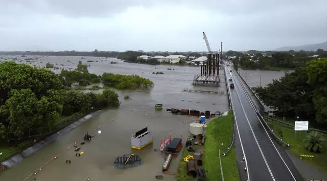 Rising floodwaters force evacuations in eastern Australian
