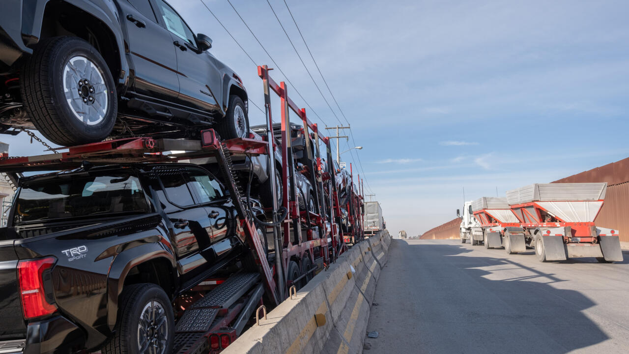 Mexican farmers, auto-parts makers urge dialogue with US