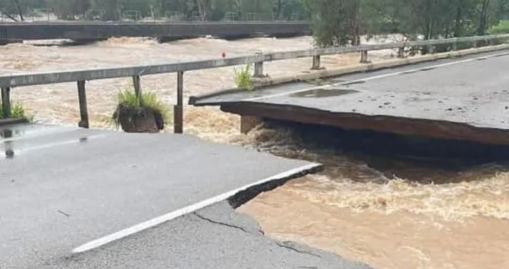 Australia says flood recovery may take weeks