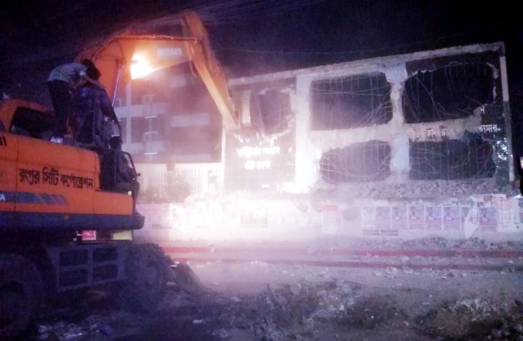Agitated students-people demolish 3 murals of Mujib in Rangpur city
