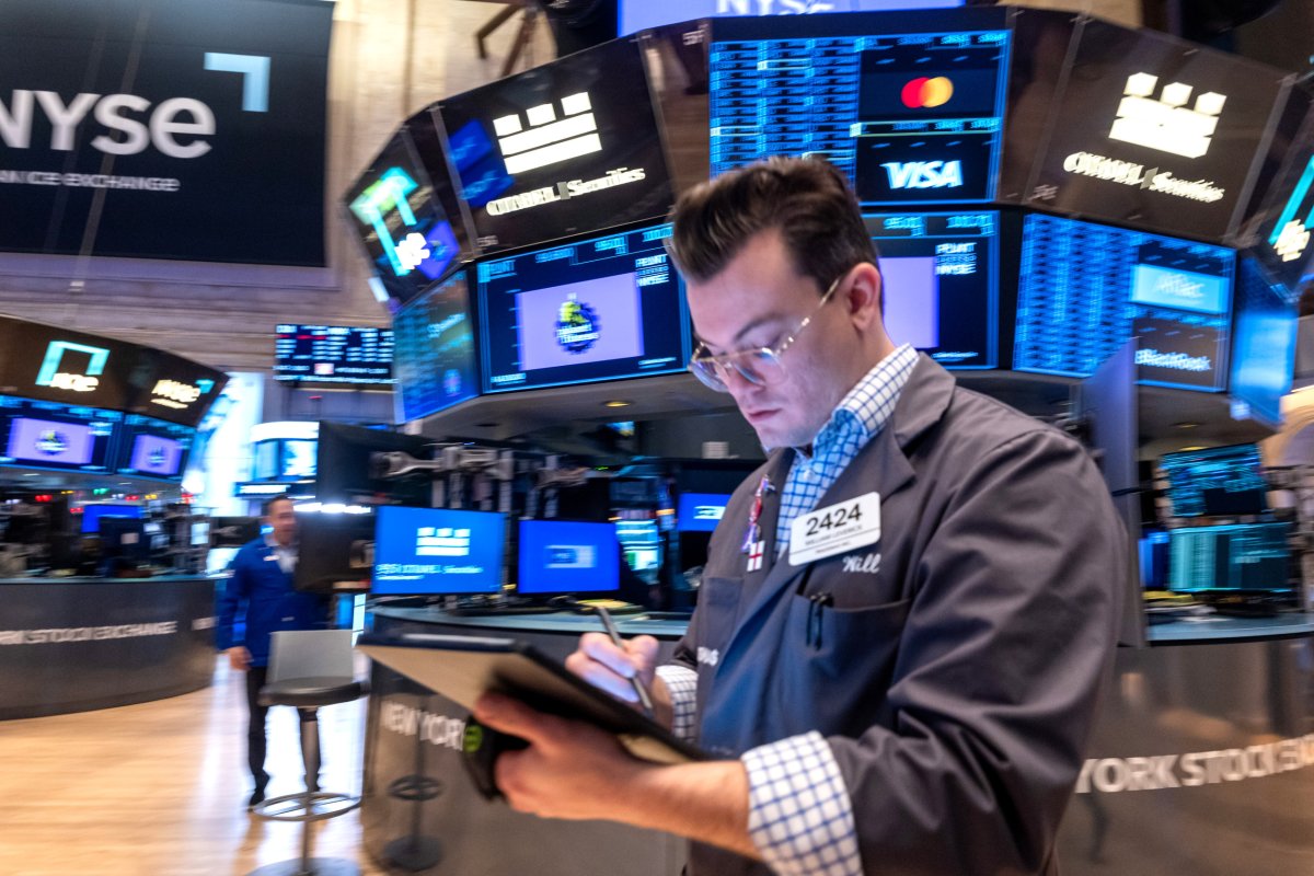 US stocks tumble on tariff, inflation fears