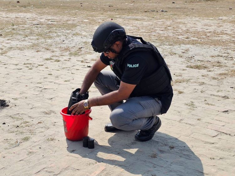 3 crude bomb-like objects recovered in Farmgate, defused