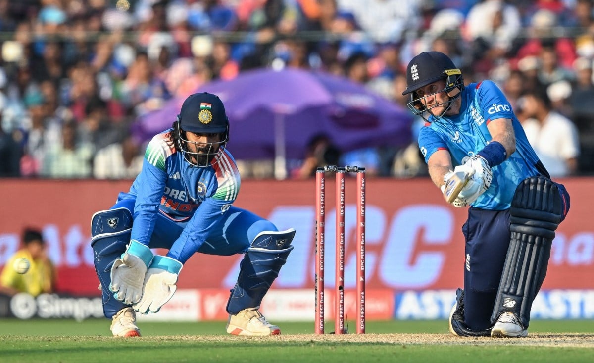 Duckett, Root help England to 304 in second India ODI