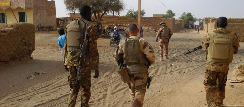 Four wounded in attack on ministerial convoy in Mali