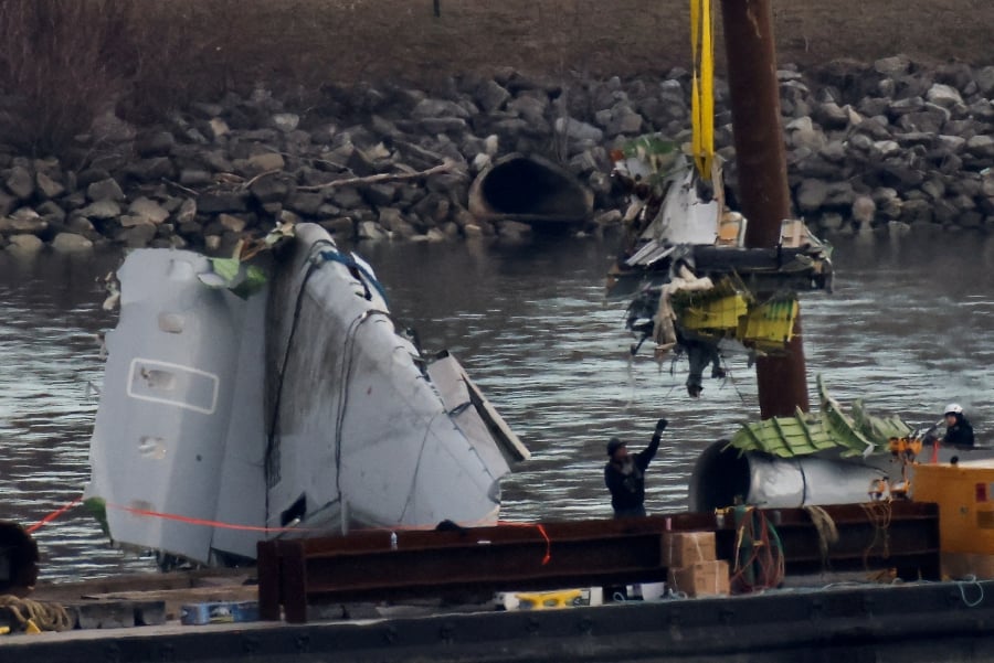 Washington air disaster probe uncovers instrument, comms issues