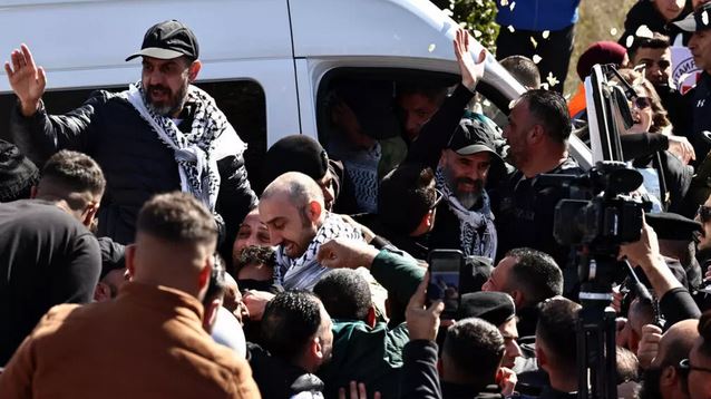 Bus carrying freed Palestinian prisoners arrives in Ramallah