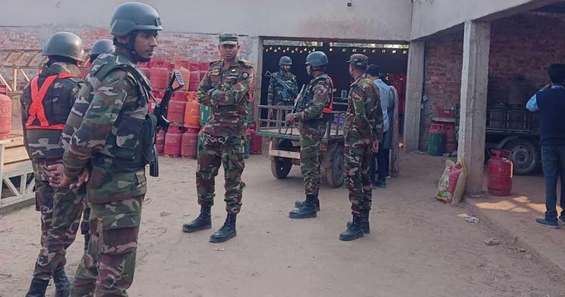 1672 gas cylinders, pick-up van seized in Ctg