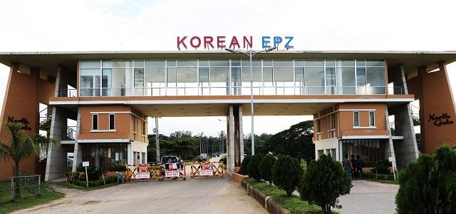 Youngone Corporation Chairman thanks Lutfey Siddiqi for resolving land issue at KEPZ