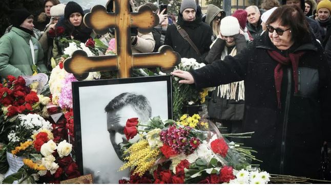Russians risk reprisals to visit Navalny grave on death anniversary