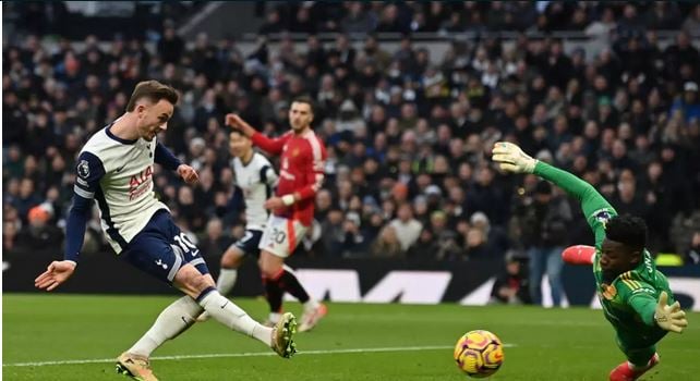 Tottenham beat Man Utd in battle of Premier League strugglers