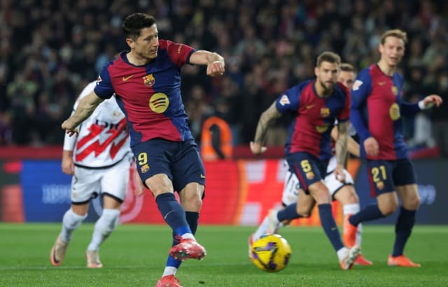 Lewandowski lifts Barcelona past Rayo and into Liga lead