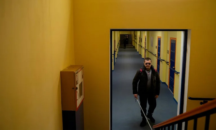 Blinded Ukrainian soldiers face new challenges at home