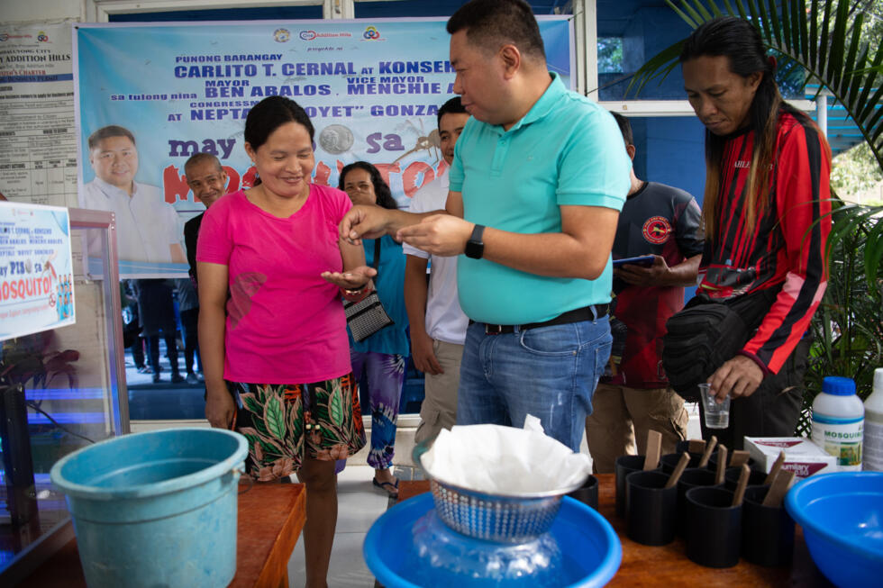 Manila neighbourhood puts bounty on dengue-carrying mosquitoes