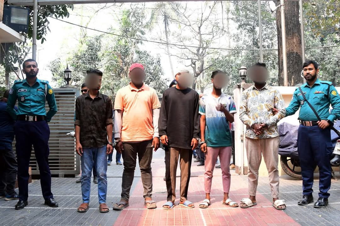 5 held over attacking couple in Uttara