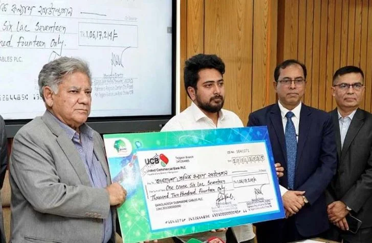 Nahid hands over cheque of Tk 1.6 crore to Sramik Kallyan Foundation
