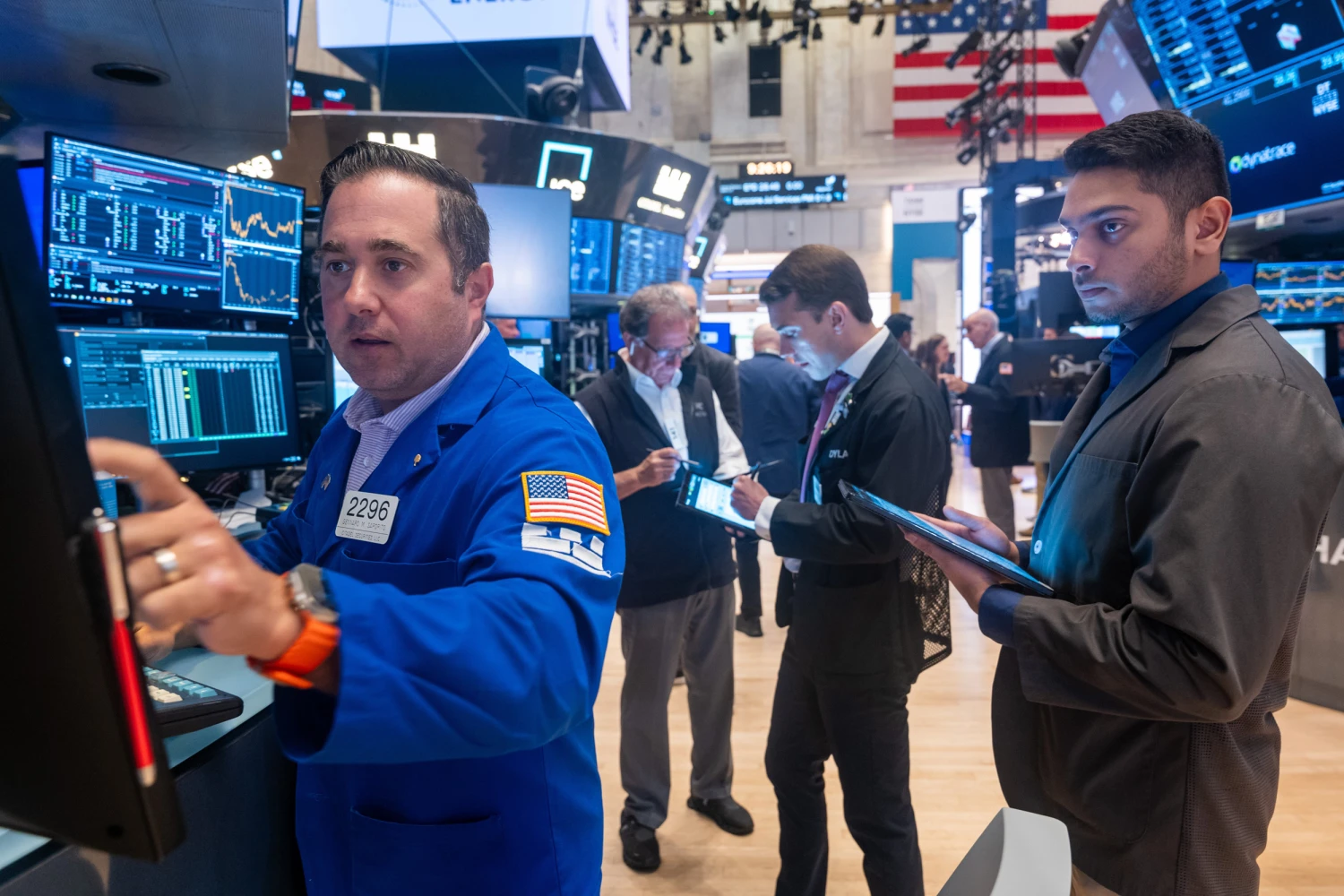 US stocks end sharply lower on slowdown worries, Dow -1.7%