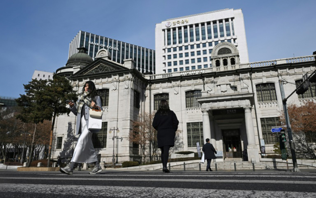 S. Korea's central bank cuts rate, growth outlook over tariff fears