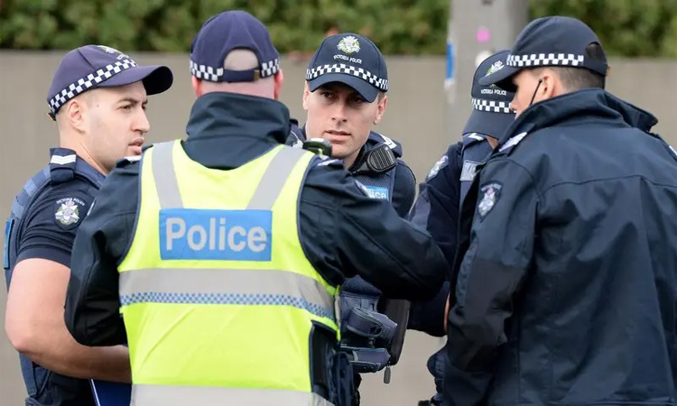 Australian police charge seven for Nazi salutes