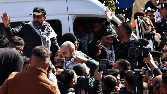 Bus carrying freed Palestinian prisoners arrives in Ramallah