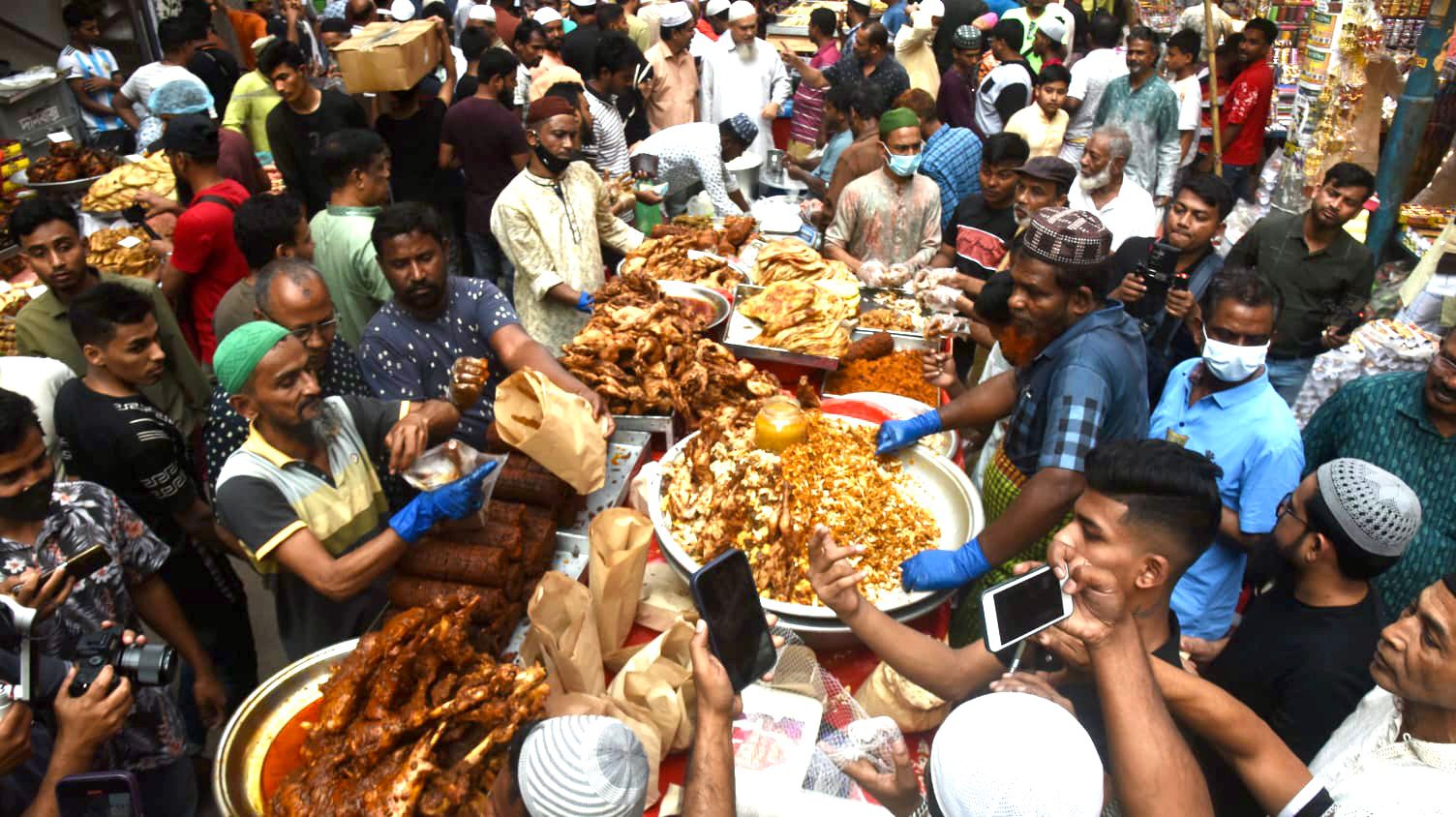 Iftar market in city witnesses huge crowds on first day of Ramadan