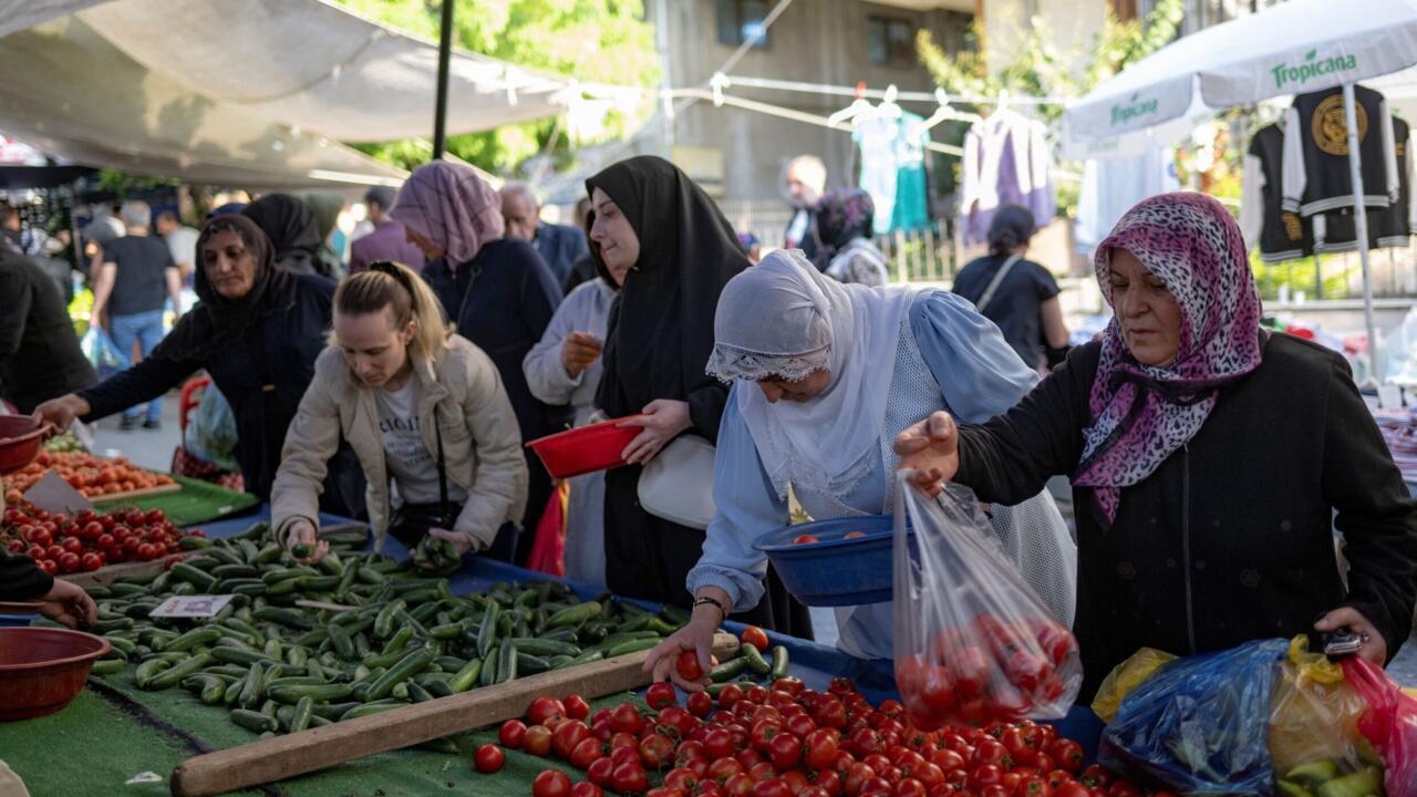Turkish annual inflation falls below 40%