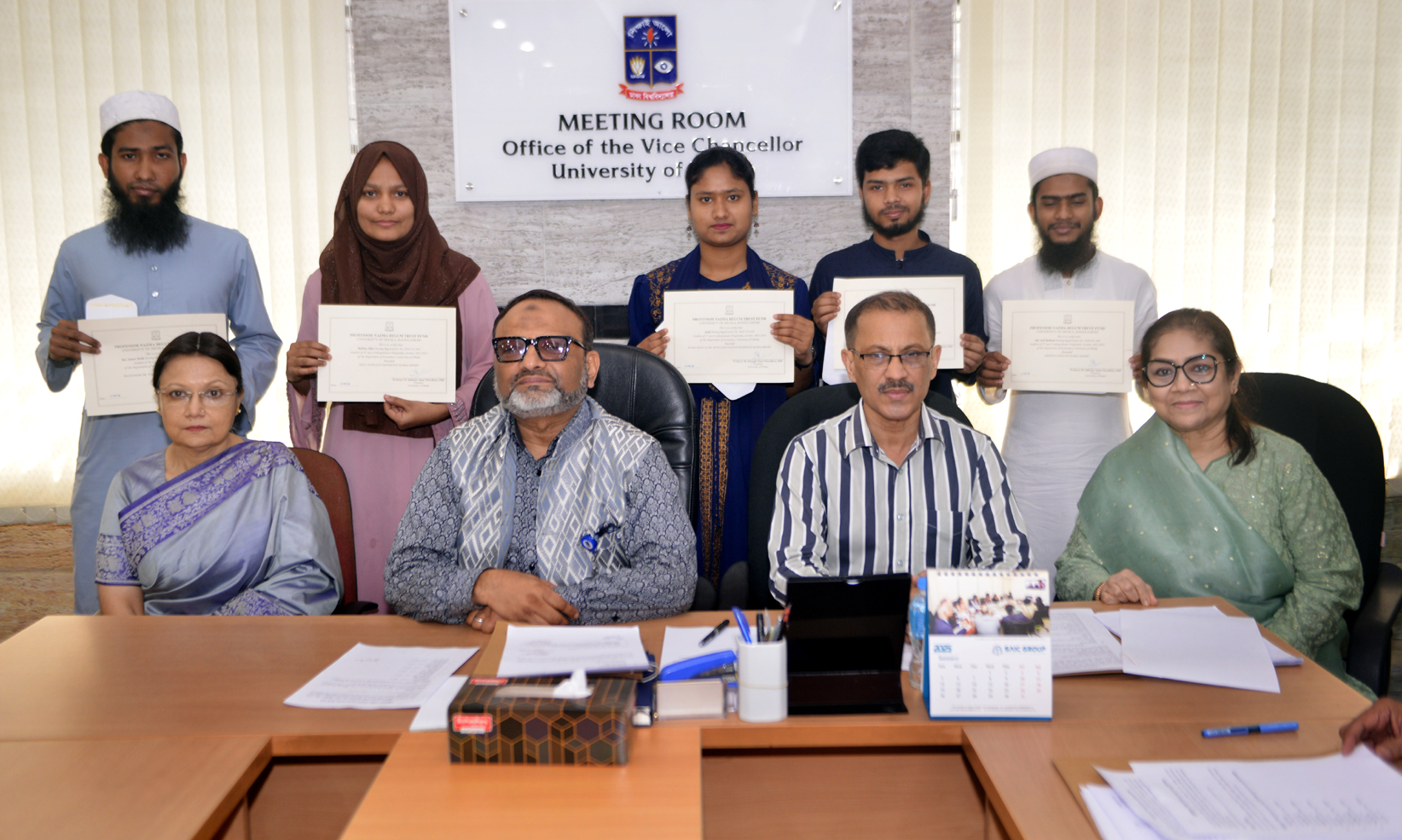 12 DU students get scholarship