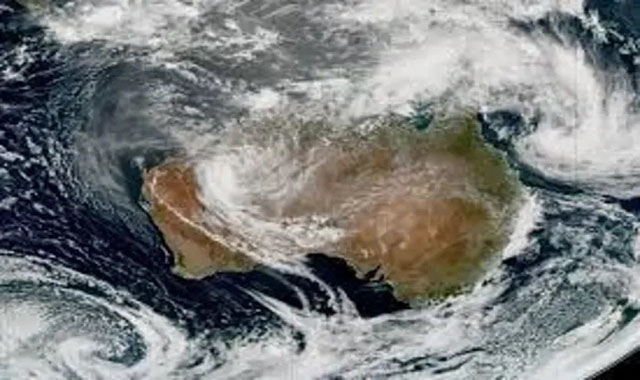 Rare tropical cyclone swirls off eastern Australia