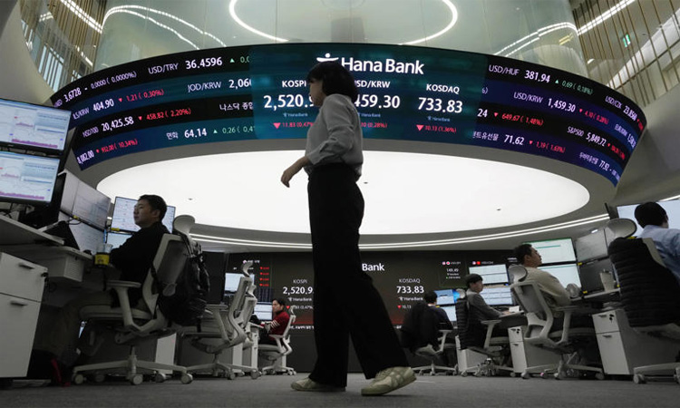 Asia stocks tumble after Trump tariffs