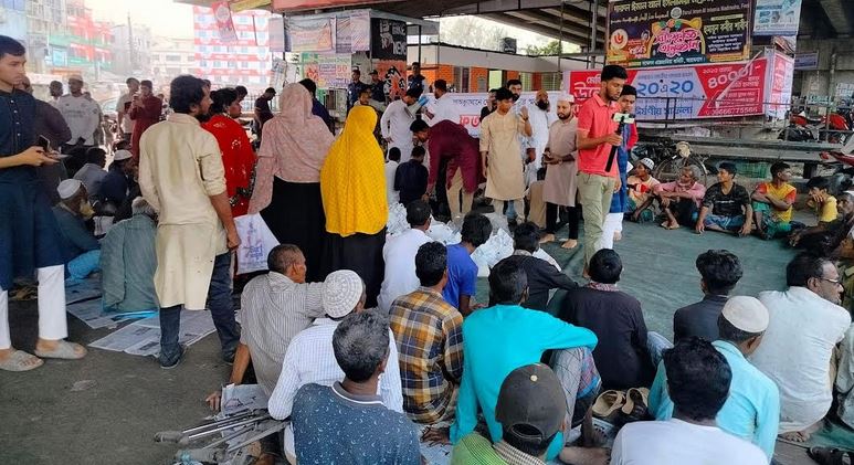 Iftar items distributed every day in memory of martyrs in Feni