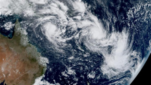 Australia readies as cyclone veers towards eastern coast